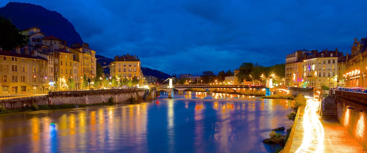 Teleférico de Grenoble Bastille ofreciendo una ciudad, un río o arroyo y escenas nocturnas