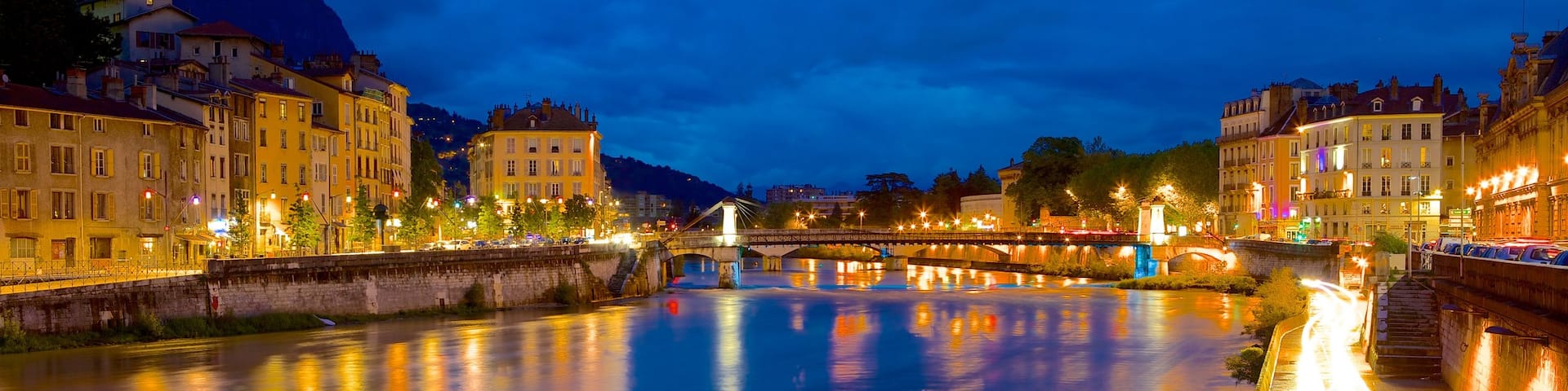 Seilbahn Grenoble-Bastille mit einem Stadt, bei Nacht und Fluss oder Bach