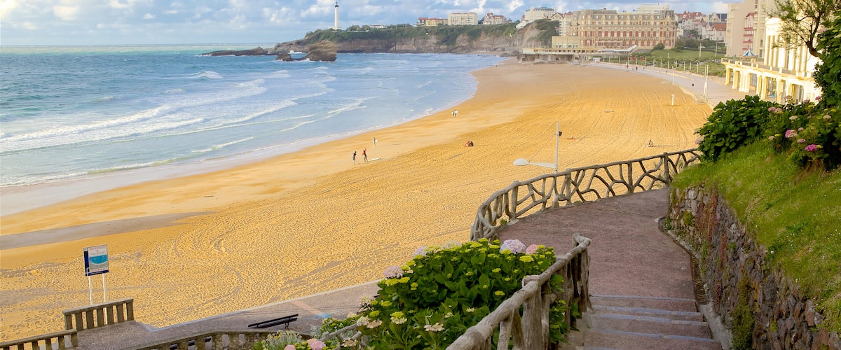 Biarritz ofreciendo una playa de arena