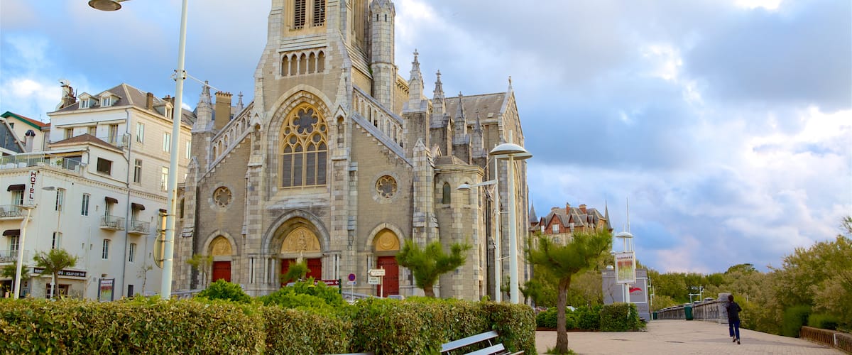 Biarritz showing a church or cathedral, religious aspects and heritage architecture