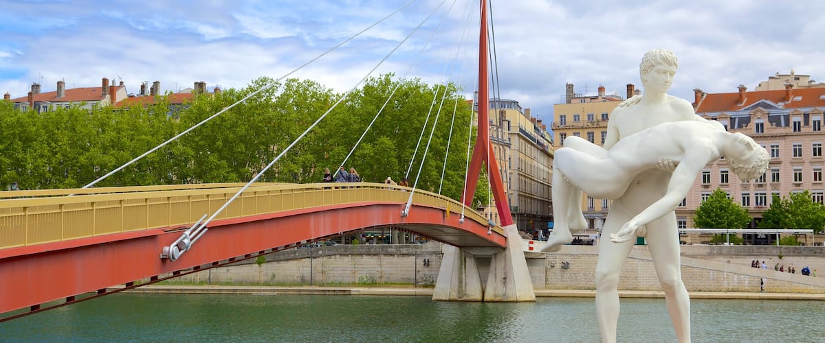 Place Bellecour montrant statue ou sculpture, riviĂšre ou ruisseau et pont