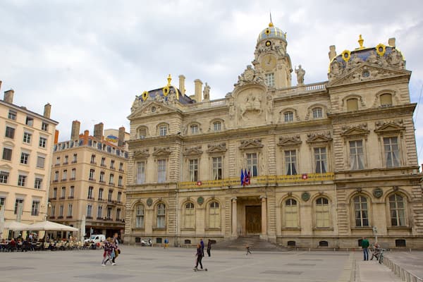Place des Terreaux mettant en vedette bâtiment public, patrimoine architectural et square ou place