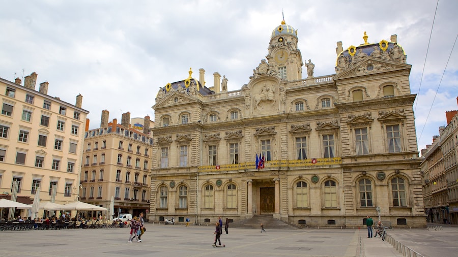 Place des Terreaux que incluye patrimonio de arquitectura, un edificio administrativo y un parque o plaza