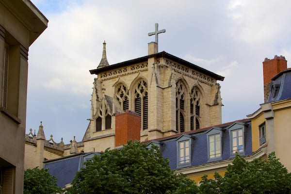 Cathédrale Saint-Jean mettant en vedette aspects religieux et église ou cathédrale
