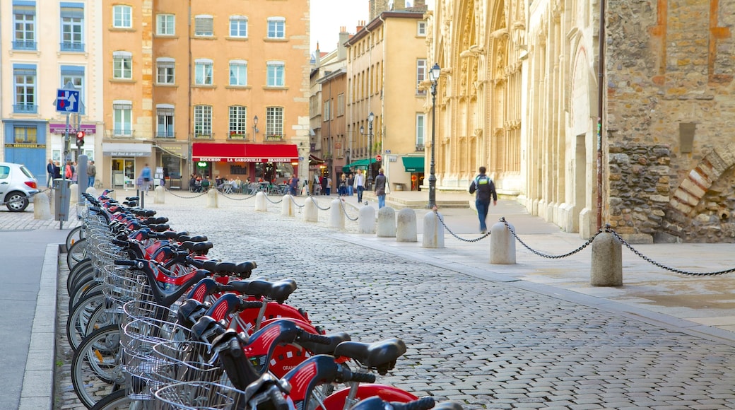 Cattedrale di St. Jean caratteristiche di strade e architettura d\'epoca