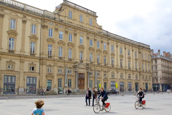 Musee des Beaux Arts joka esittää tori, katunäkymät ja pyöräily