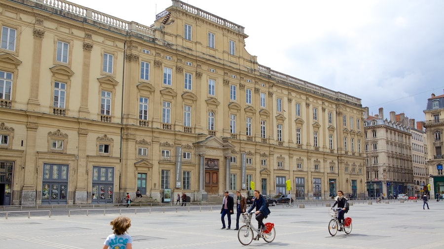 Museo de Bellas Artes de Lyon ofreciendo escenas cotidianas, una plaza y ciclismo