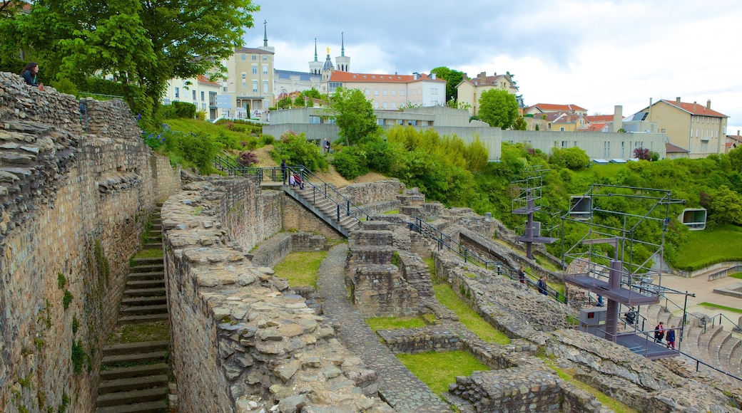 อัฒจันทร์ครึ่งวงกลมของชาวโรมัน Roman Theatres of Fourviere แสดง ซากอาคาร