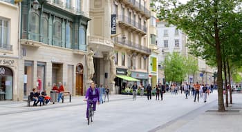 La Presqu\'ile presenterar cykling såväl som en stor grupp av människor