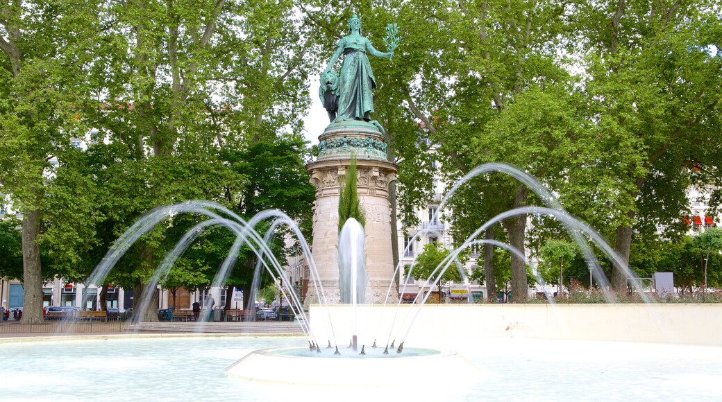 La Presqu\'ile mostrando uma fonte e uma estĂĄtua ou escultura