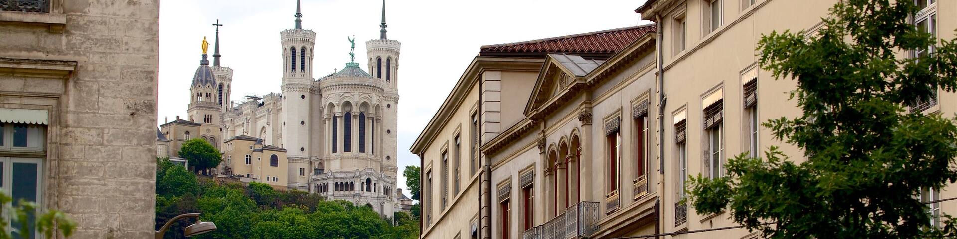 La Presqu\'île which includes heritage architecture