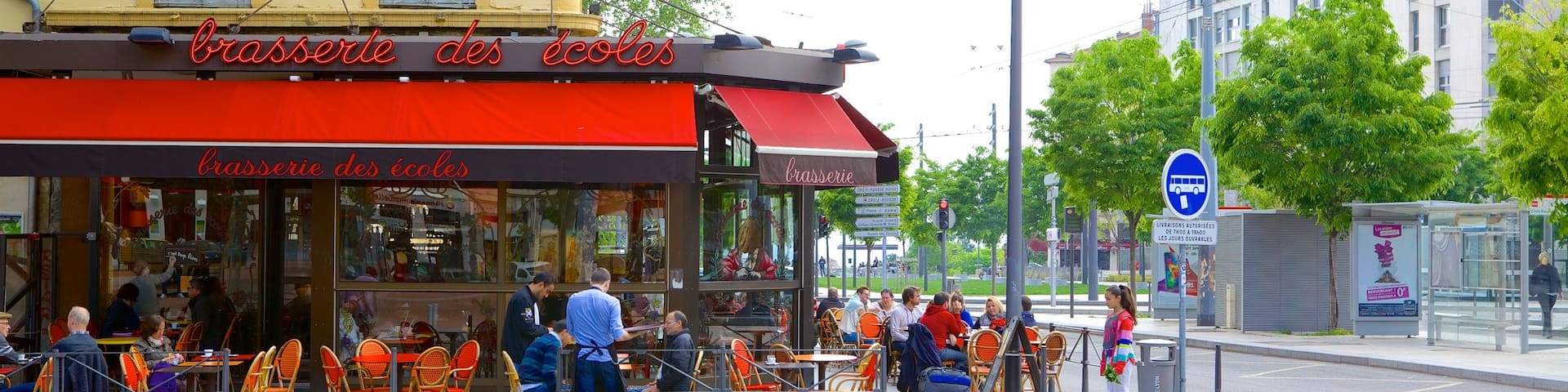 La Croix Rousse showing cafe scenes and outdoor eating