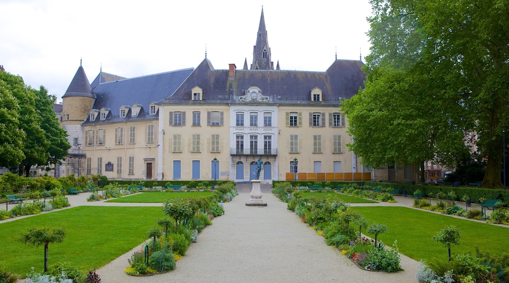 Jardin de Ville showing heritage architecture and a park