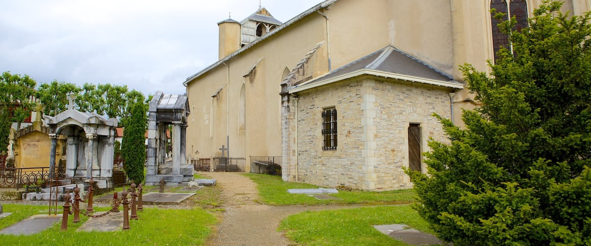 Saint Martin Church which includes heritage architecture, a cemetery and a church or cathedral