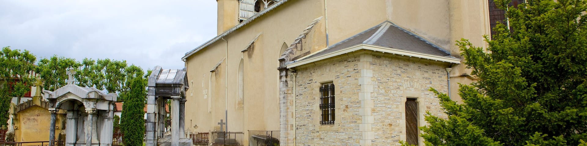 Saint Martin Church which includes heritage architecture, a cemetery and a church or cathedral