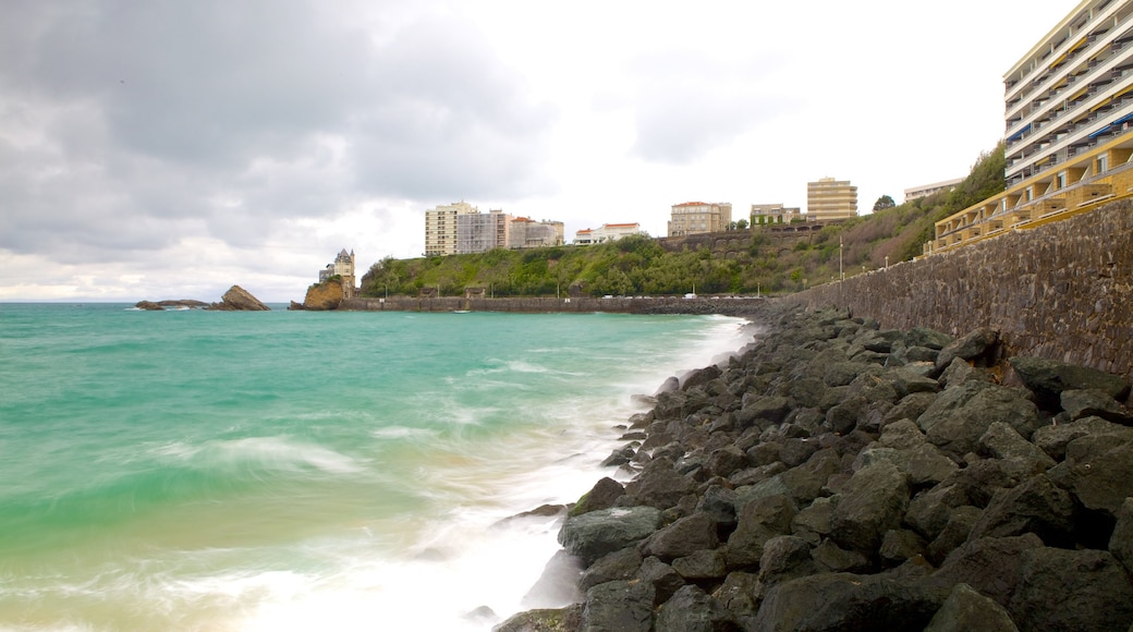Cote des Basques 呈现出 崎嶇的海岸線 和 海邊城市