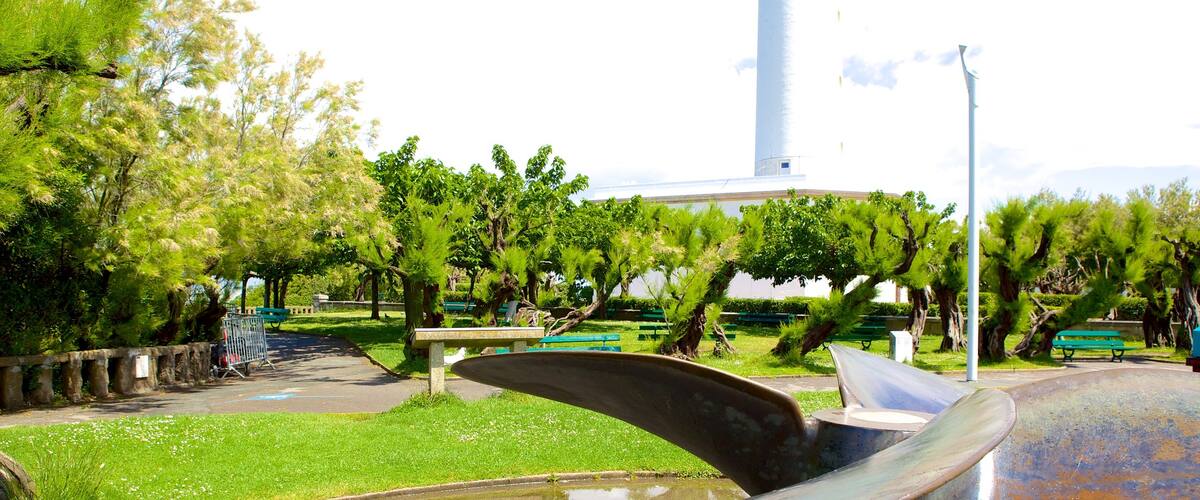 Faro de Biarritz que incluye un parque y arte al aire libre