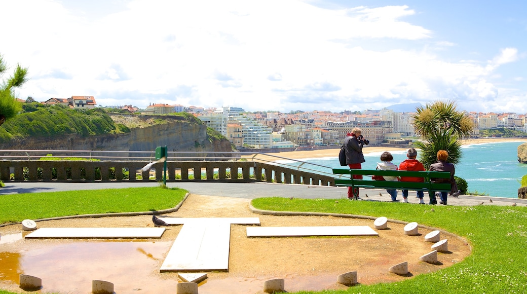 Vuurtoren van Biarritz toont een park en een kuststadje