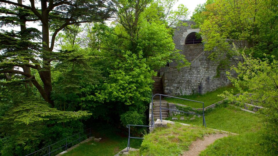 Fort de la Bastille featuring heritage architecture