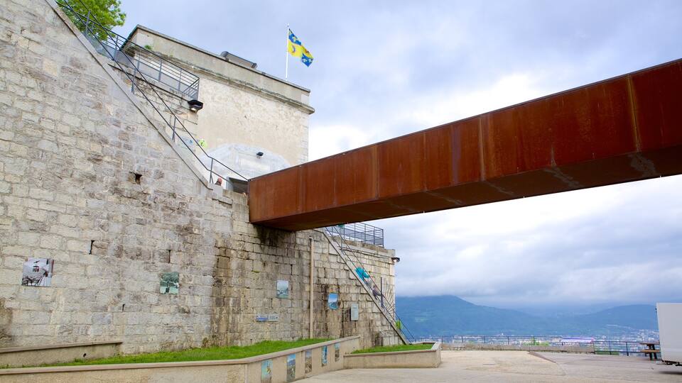 Fort de la Bastille showing heritage architecture