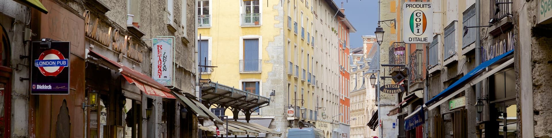 Place Notre Dame showing heritage architecture and street scenes