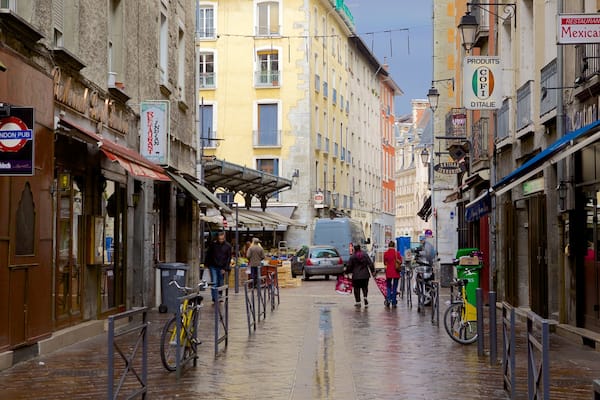 Place Notre-Dame qui includes patrimoine architectural et scĂšnes de rue