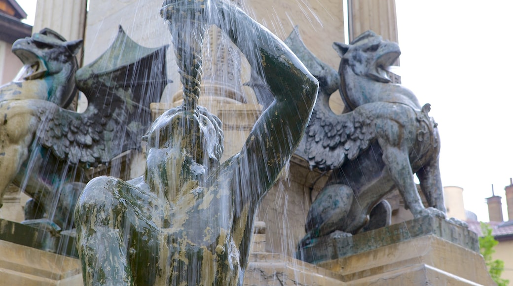 Place Notre-Dame qui includes fontaine