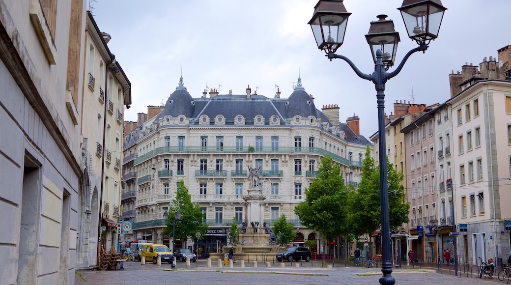 Place Notre Dame mostrando arquitetura de patrimônio