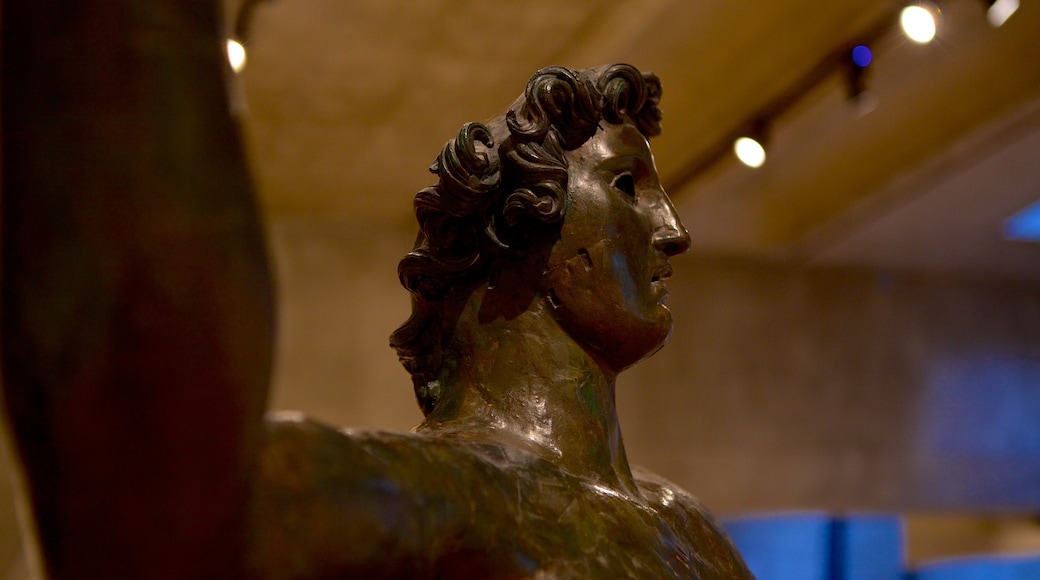 Museo Galo-Romano que incluye una estatua o escultura