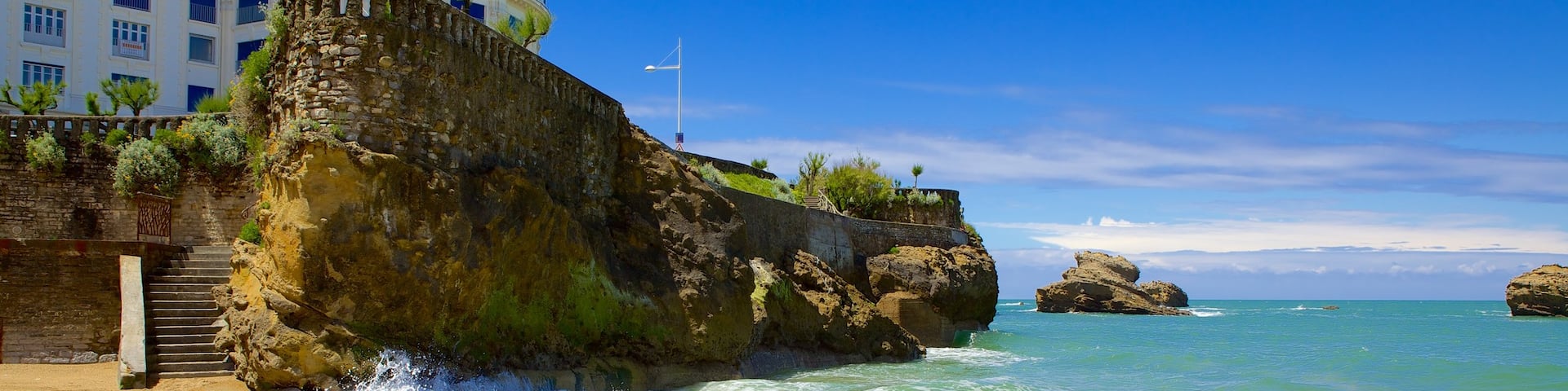 Grande Plage mettant en vedette cĂŽte rocheuse et plage