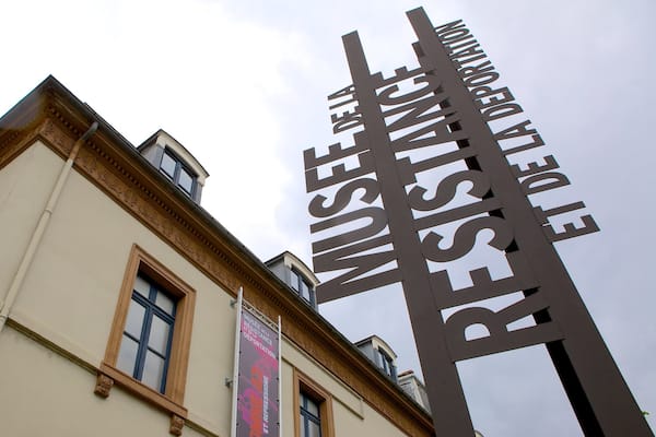 Museum of Resistance and Deportation welches beinhaltet Beschilderung