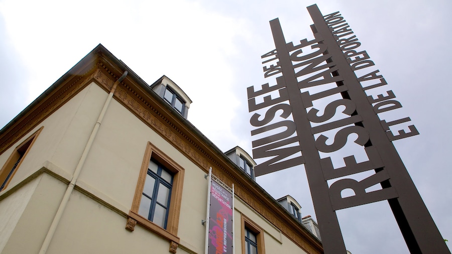Museo della Resistenza e della Deportazione che include segnaletica