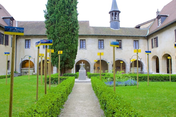Musée dauphinois mit einem Beschilderung und Park