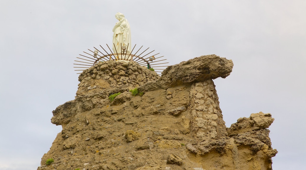 Roca de la Virgen que incluye arte al aire libre, una estatua o escultura y arte