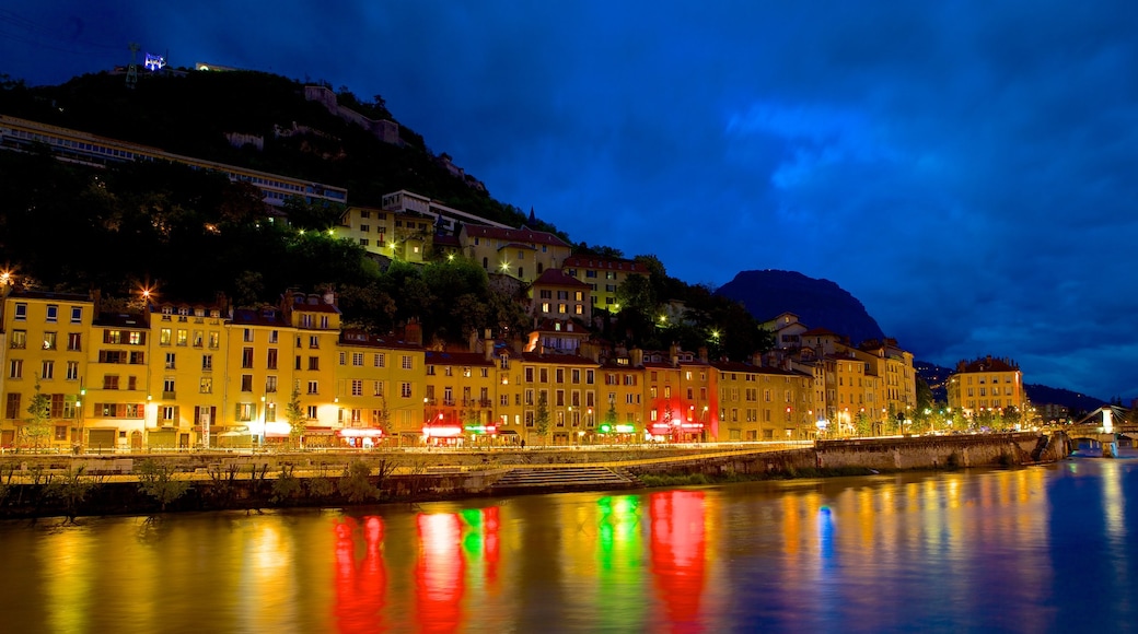 Teleférico de Grenoble Bastille mostrando un río o arroyo, escenas nocturnas y una localidad costera