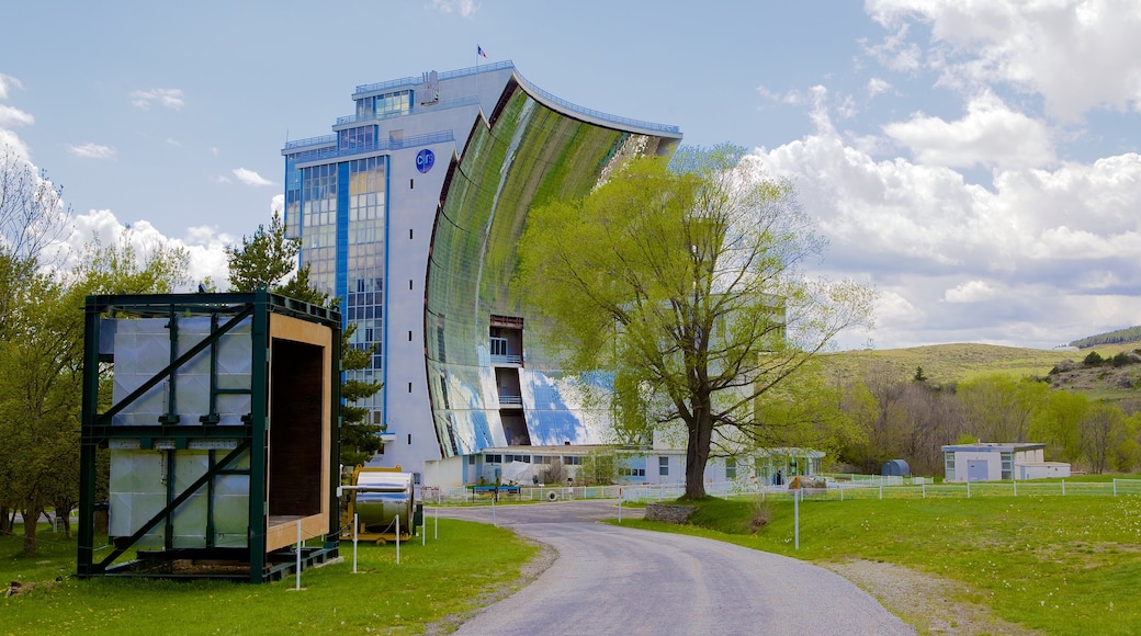 Heliodyssee-Grand Four Solaire d\'Odeillo ofreciendo jardín y arquitectura moderna