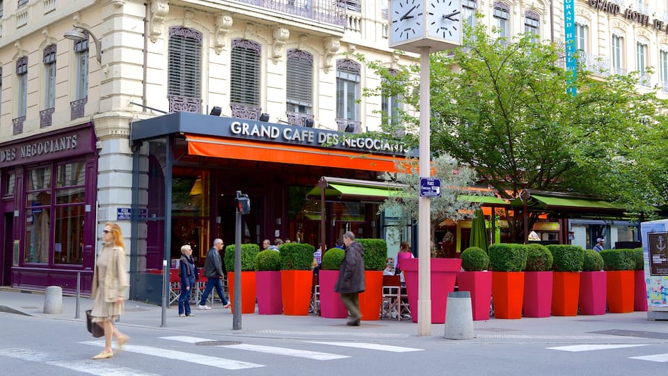 Lyon welches beinhaltet Straßenszenen sowie kleine Menschengruppe