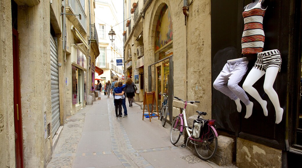 Montpellier som visar utomhuskonst och gatuliv