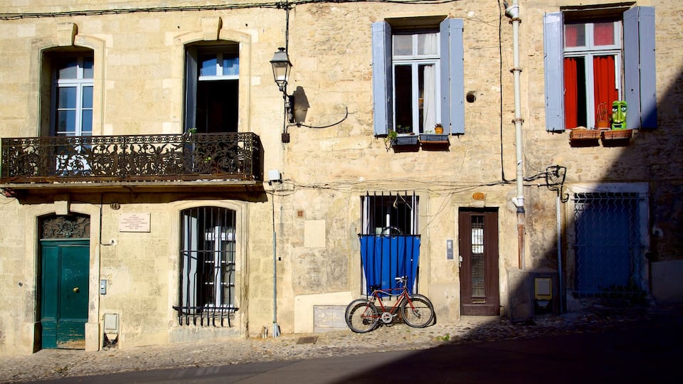 Montpellier showing a house and street scenes