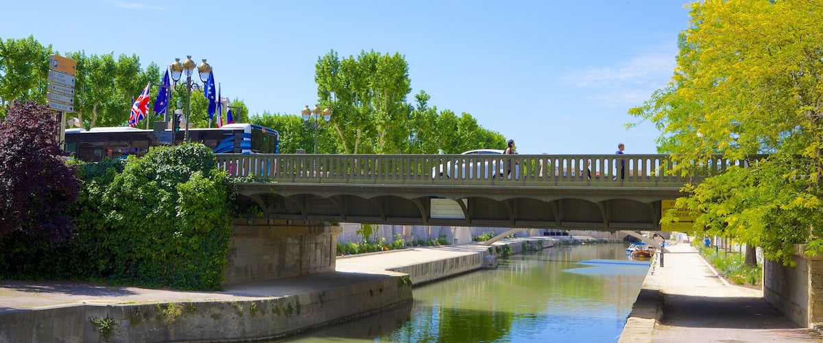Narbonne montrant pont et riviĂšre ou ruisseau