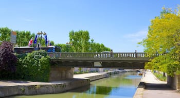 Narbonne inclusief een brug en een rivier of beek