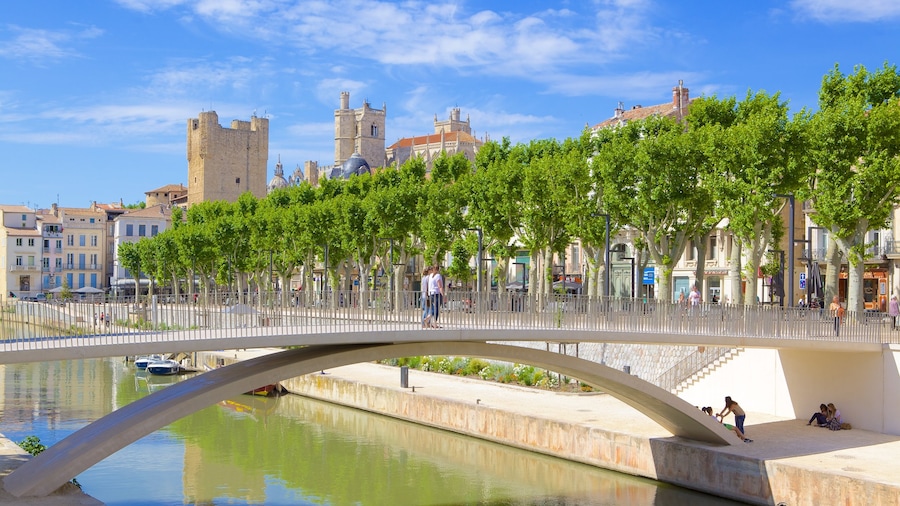 Narbona mostrando un puente y un río o arroyo