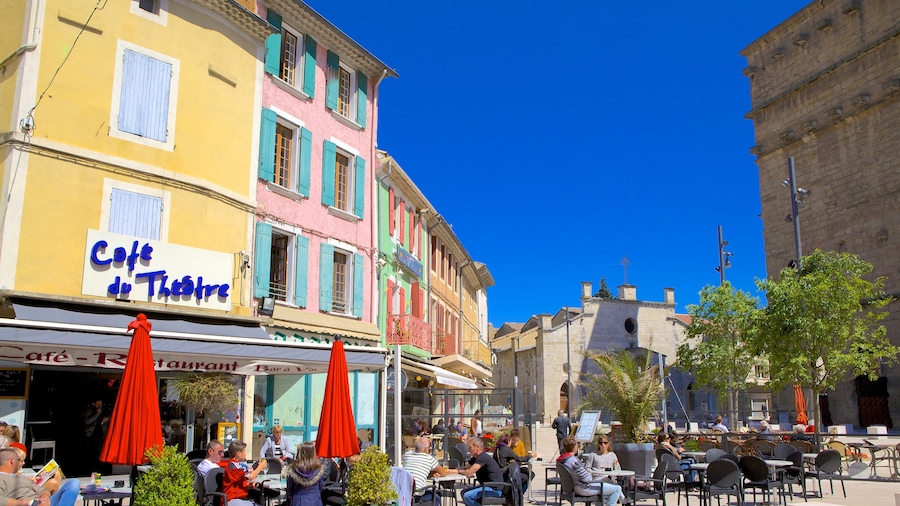 Orange som inkluderar al fresco-restauranger, gatuliv och caféer