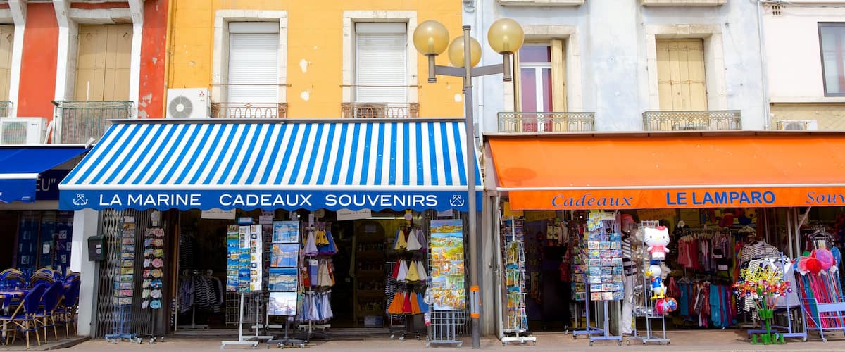 Sète which includes shopping and street scenes