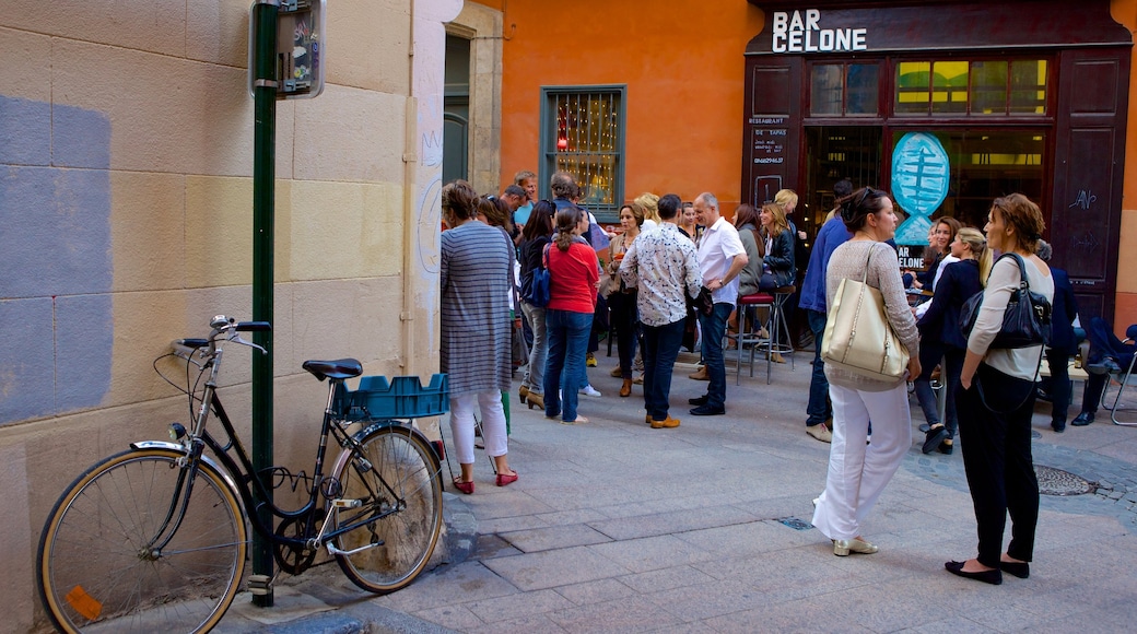 Perpignan welches beinhaltet Straßenszenen sowie große Menschengruppe