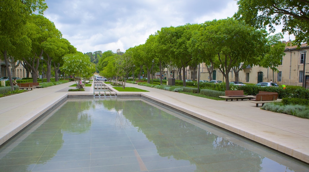 Nimes mostrando um lago e uma praça ou plaza