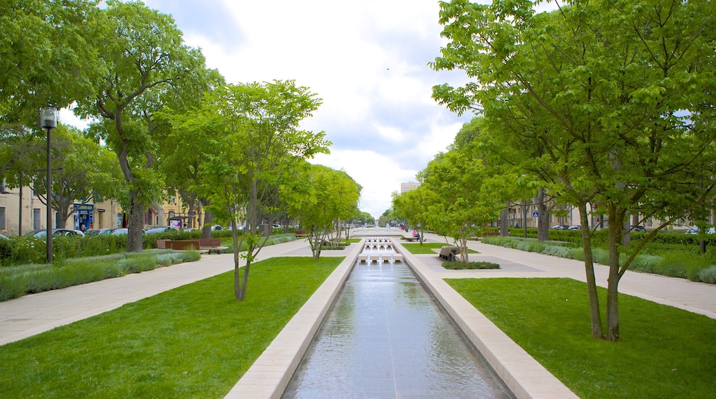 Nîmes caratteristiche di giardino e fiume o ruscello