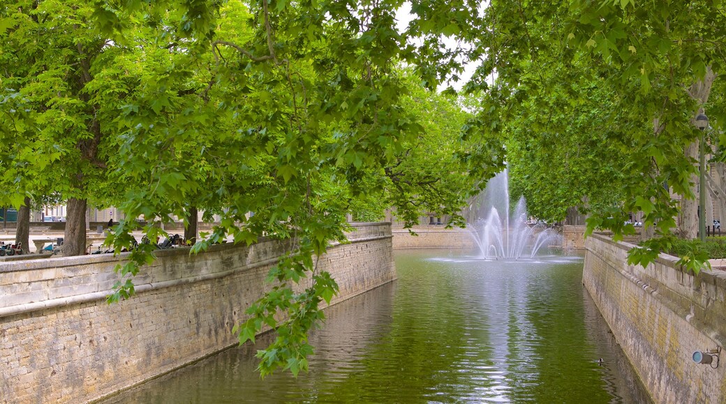 Nimes mostrando uma fonte e um rio ou córrego