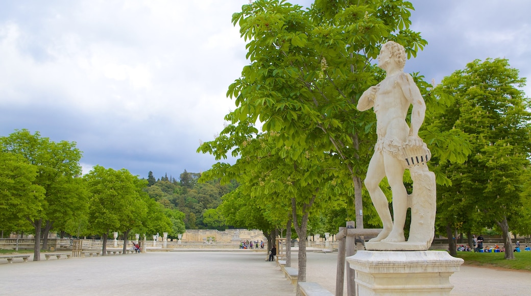 Nimes showing a statue or sculpture and a square or plaza