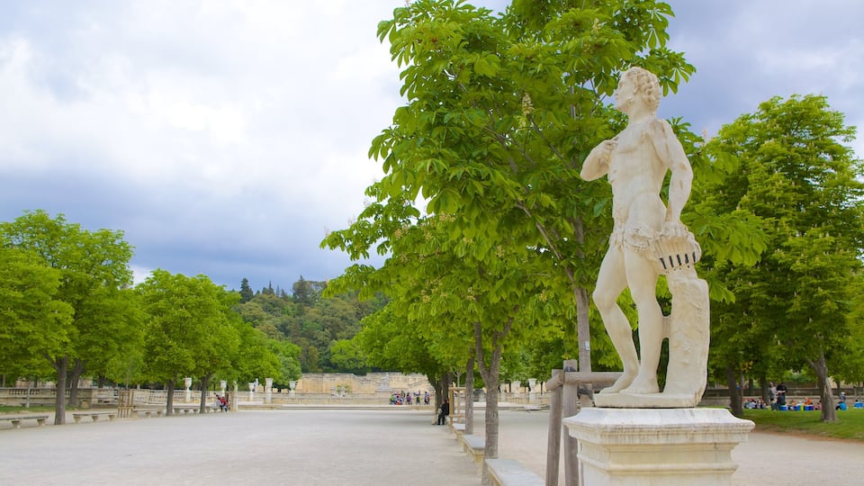 Nimes showing a square or plaza and a statue or sculpture